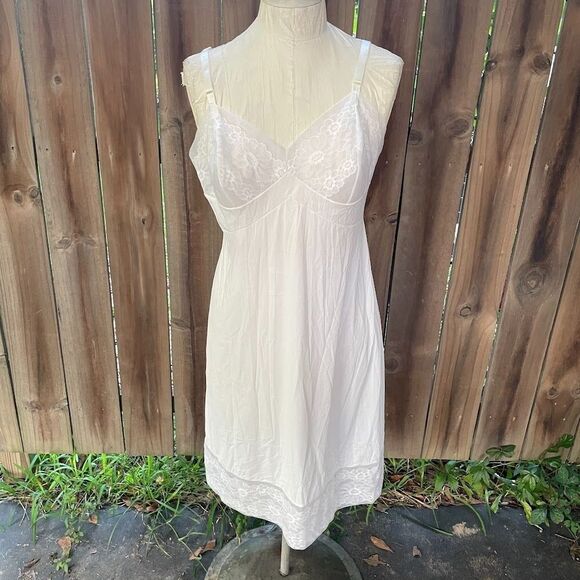 Vintage 60s VANITY FAIR DAISY Floral Nylon Chiffon Trim Full Slip 38 - Picture 1 of 7
